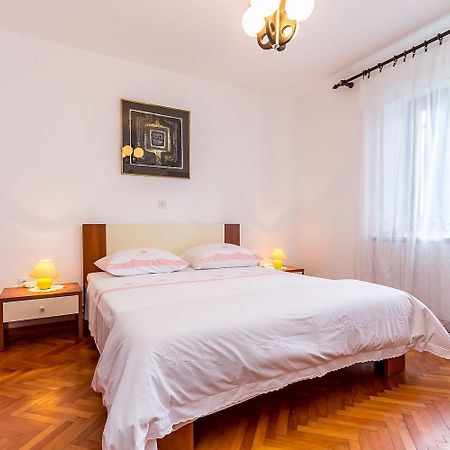 Ferienwohnung Mit Wlan, Klima, Parkplatz, Grill Und Grossem Garten Zum Fussball Spielen Gajana Buitenkant foto