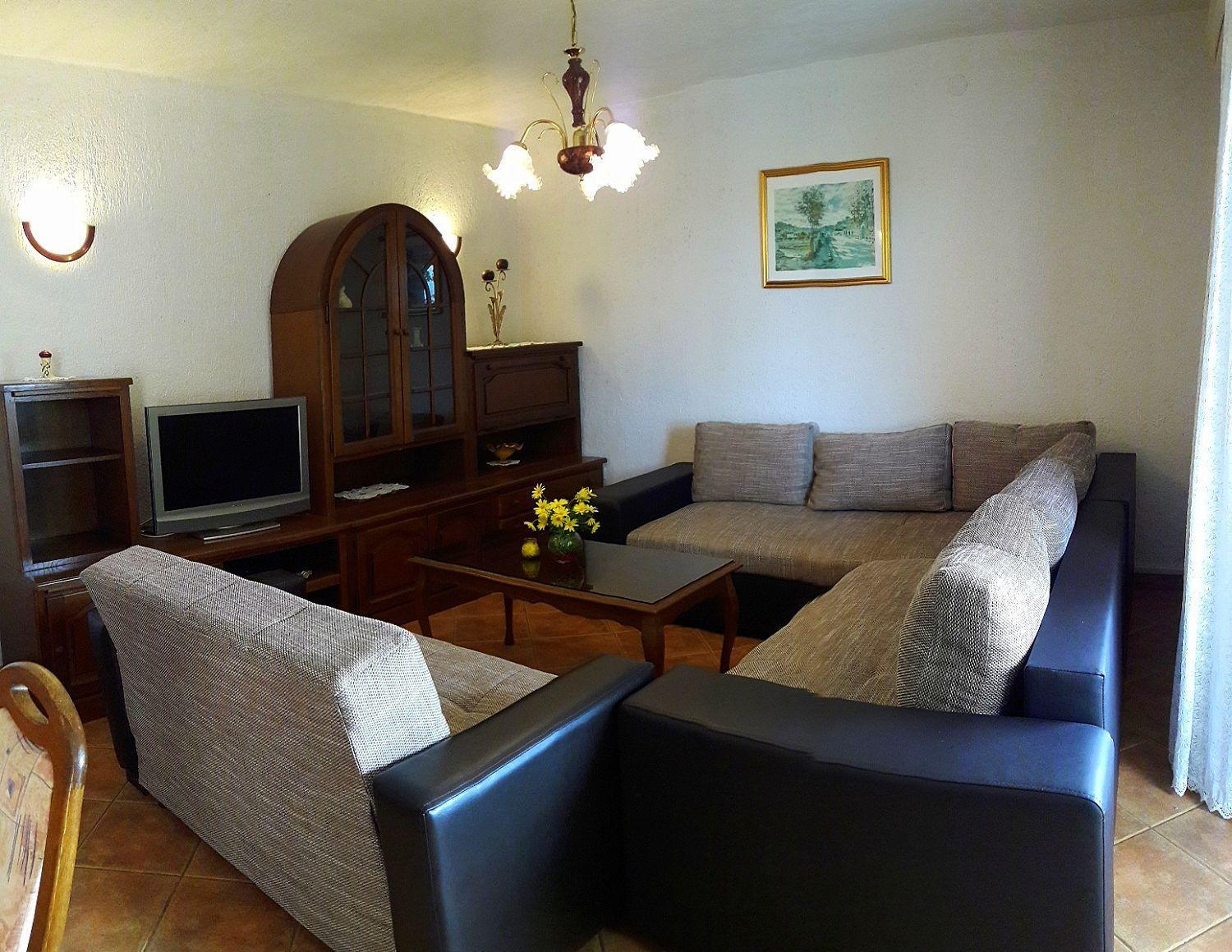 Ferienwohnung Mit Wlan, Klima, Parkplatz, Grill Und Grossem Garten Zum Fussball Spielen Gajana Buitenkant foto