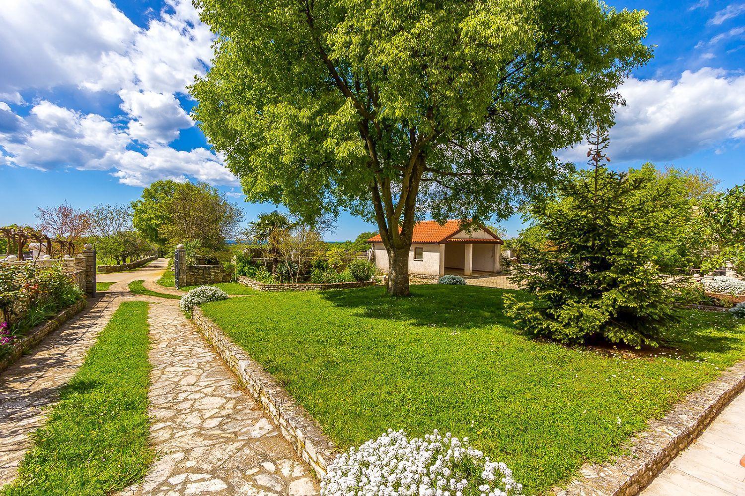 Ferienwohnung Mit Wlan, Klima, Parkplatz, Grill Und Grossem Garten Zum Fussball Spielen Gajana Buitenkant foto